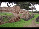 07789 ostia - regio iv - insula i - cardo maximus - caseggiato a botteghe (v,i,1) - suedostende - bli ri suedosten - 01-2024.jpg